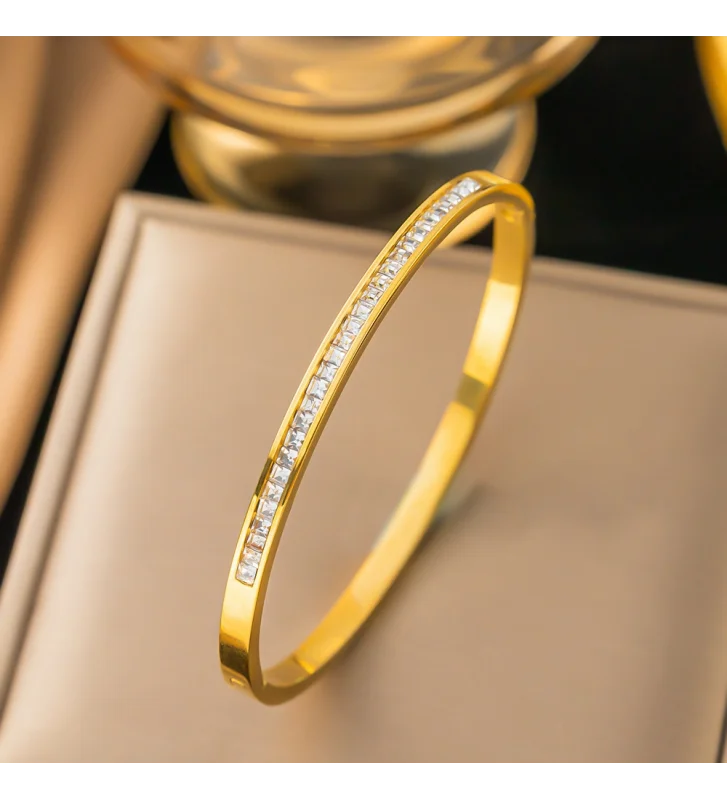 Brazalete Rígido Dorado con Filas de Gemas Brillantes